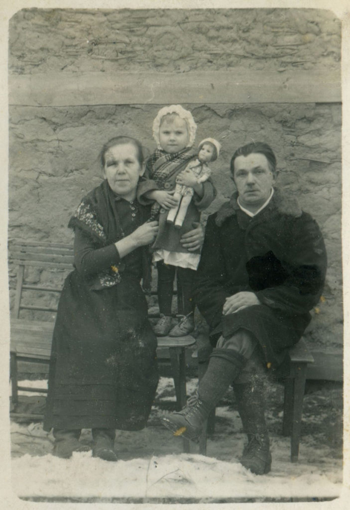 Maria Galicka z babcią i dziadkiem w czasie II Wojny Światowej
