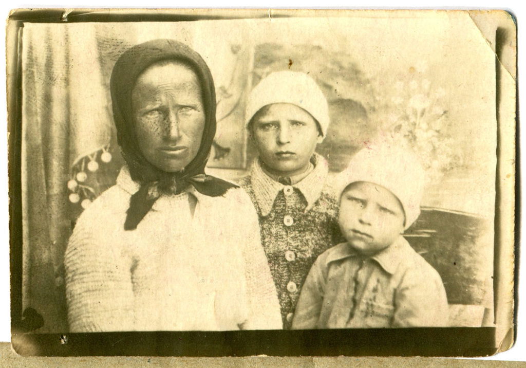 Matka Jadwigi Hawryluk – Antonina Bomba (pierwsza z lewej) z synami