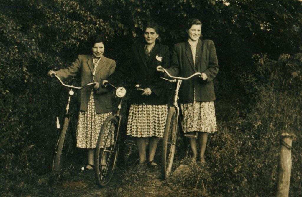 Leonia Zając (pierwsza z lewej) z koleżankami