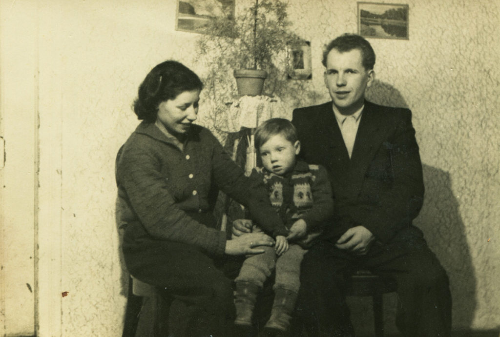 Młodzi małżonkowie Leonia i Eugeniusz Zającowie z jednym z dzieci