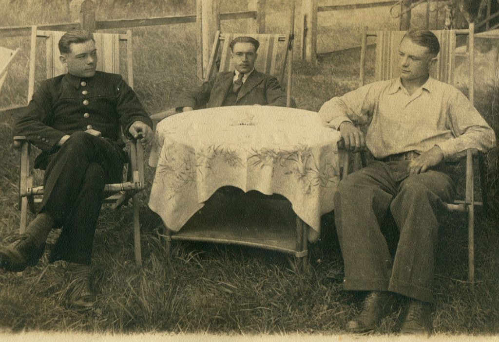 Pamiątkowe zdjęcie męża (pierwszy z lewej) przesłane rodzinie